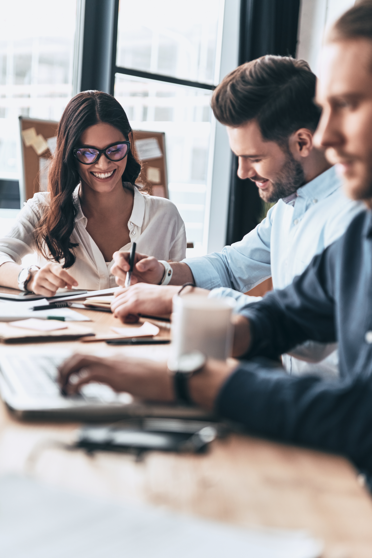 Emprendedores trabajando en equipo mientras crean una empresa en Estados Unidos